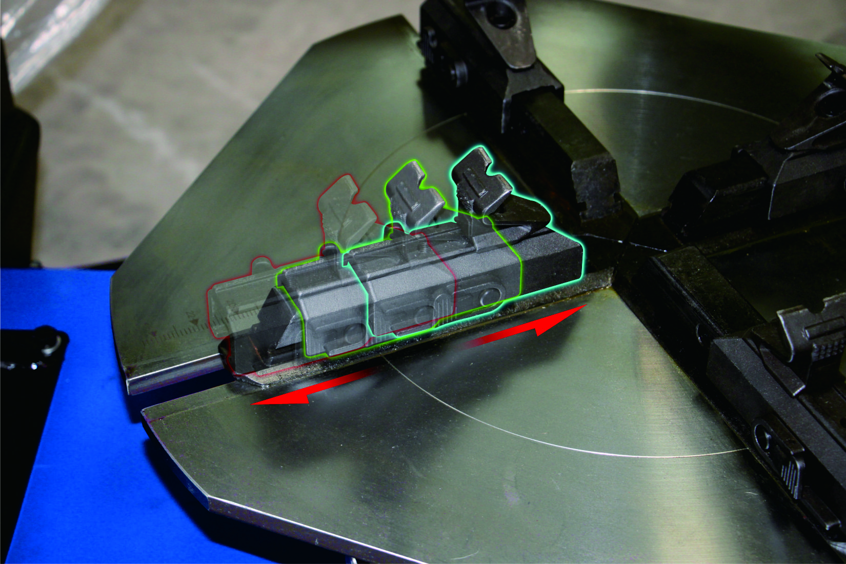 Self-centering clamping jaws